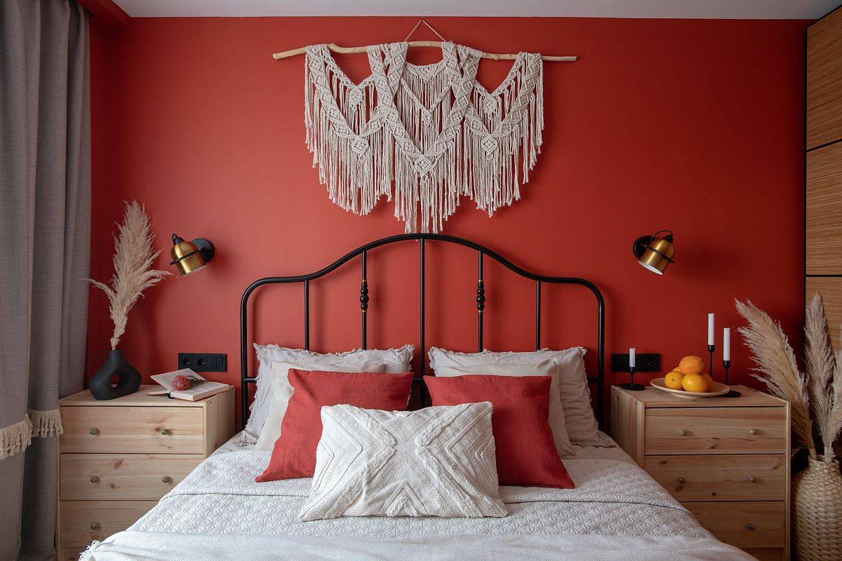 Hãy trang trí bức tường với tone màu đỏ trầm như đỏ mận, đỏ bordeaux, đỏ rượu vang,... để “sưởi ấm” không gian bằng màu sắc.