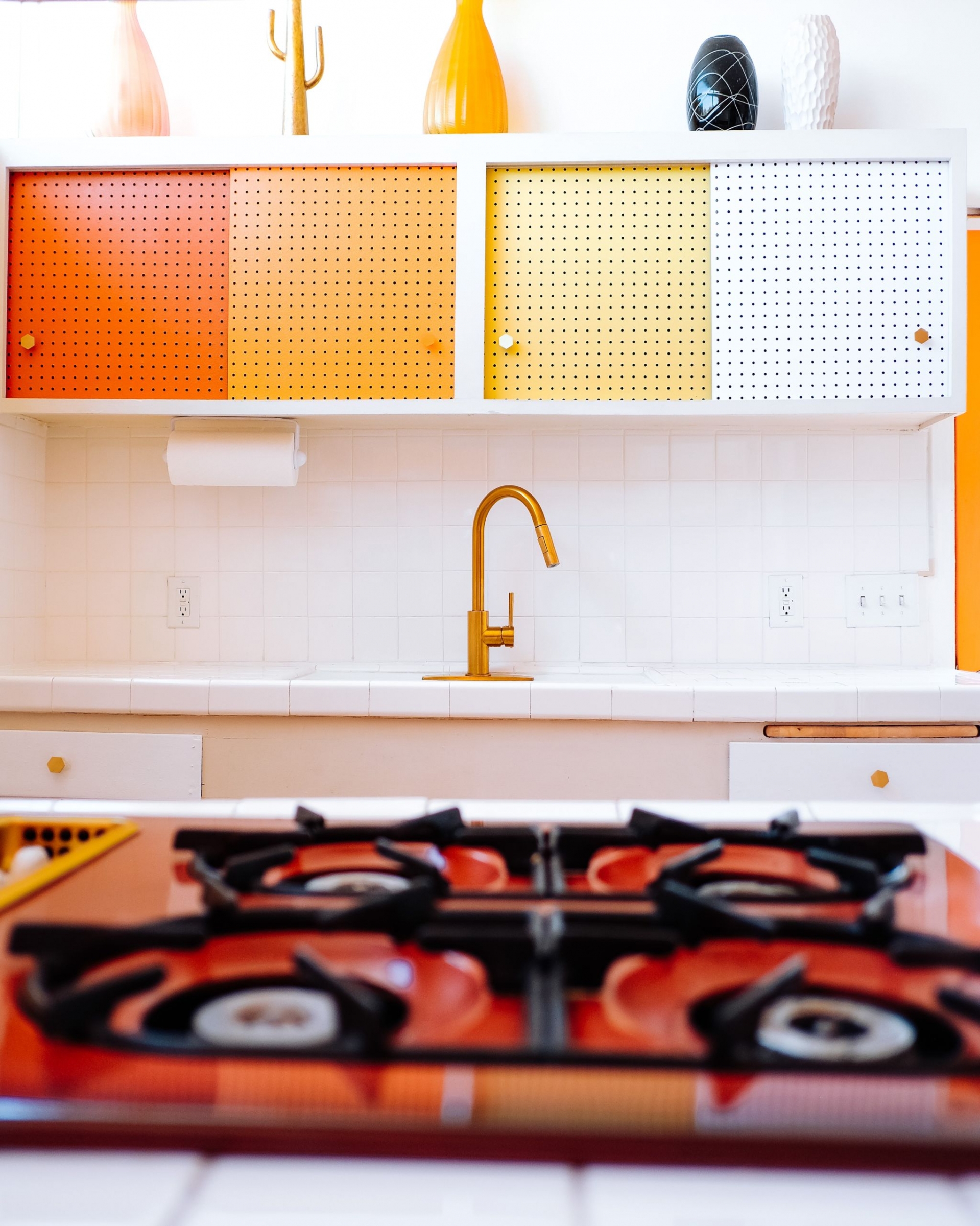 Bạn có thể dành thời gian sơn lại tủ bếp trên để không gian nấu nướng nổi bật hơn mà không cần sắm thêm phụ kiện trang trí. 
