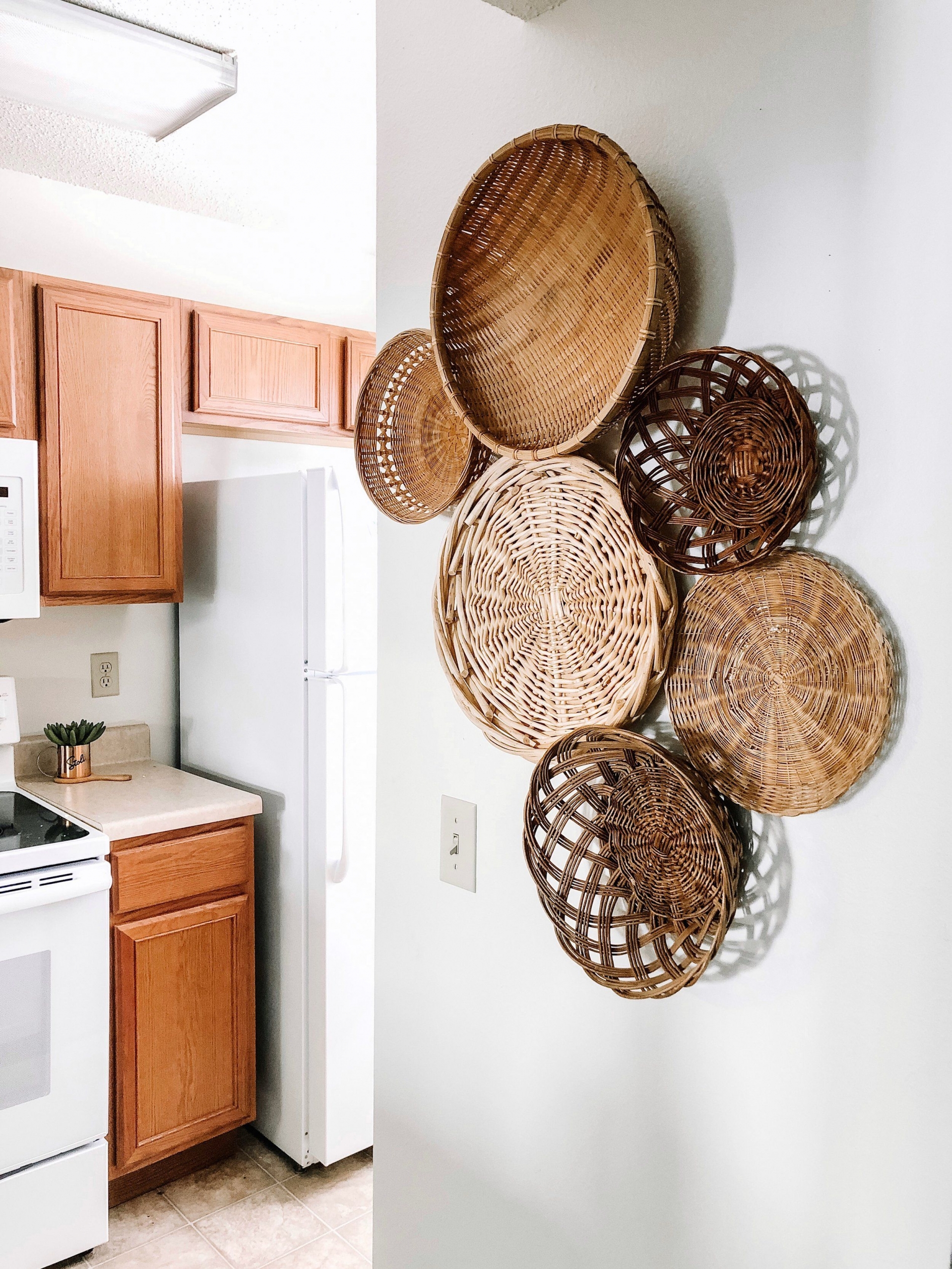 Đối với khu vực nấu nướng thì bức tường trang trí bằng rổ rá tre rất phù hợp với chủ đề bếp núc rồi đúng không nào?