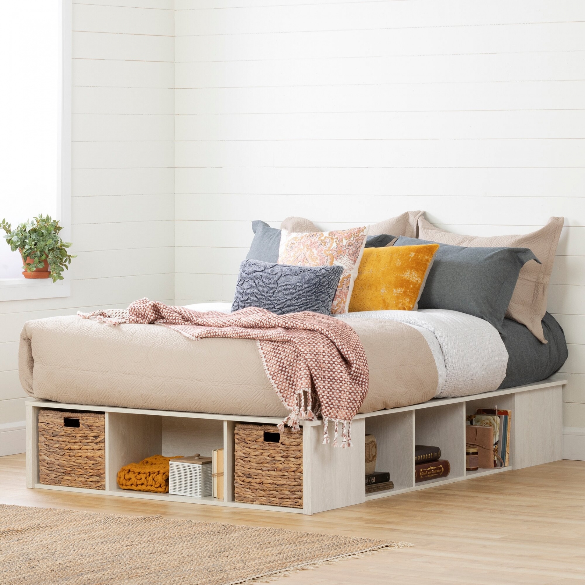 Những mẫu giường tích hợp không gian lưu trữ được xem là giải pháp tối ưu cho phòng ngủ nhỏ.