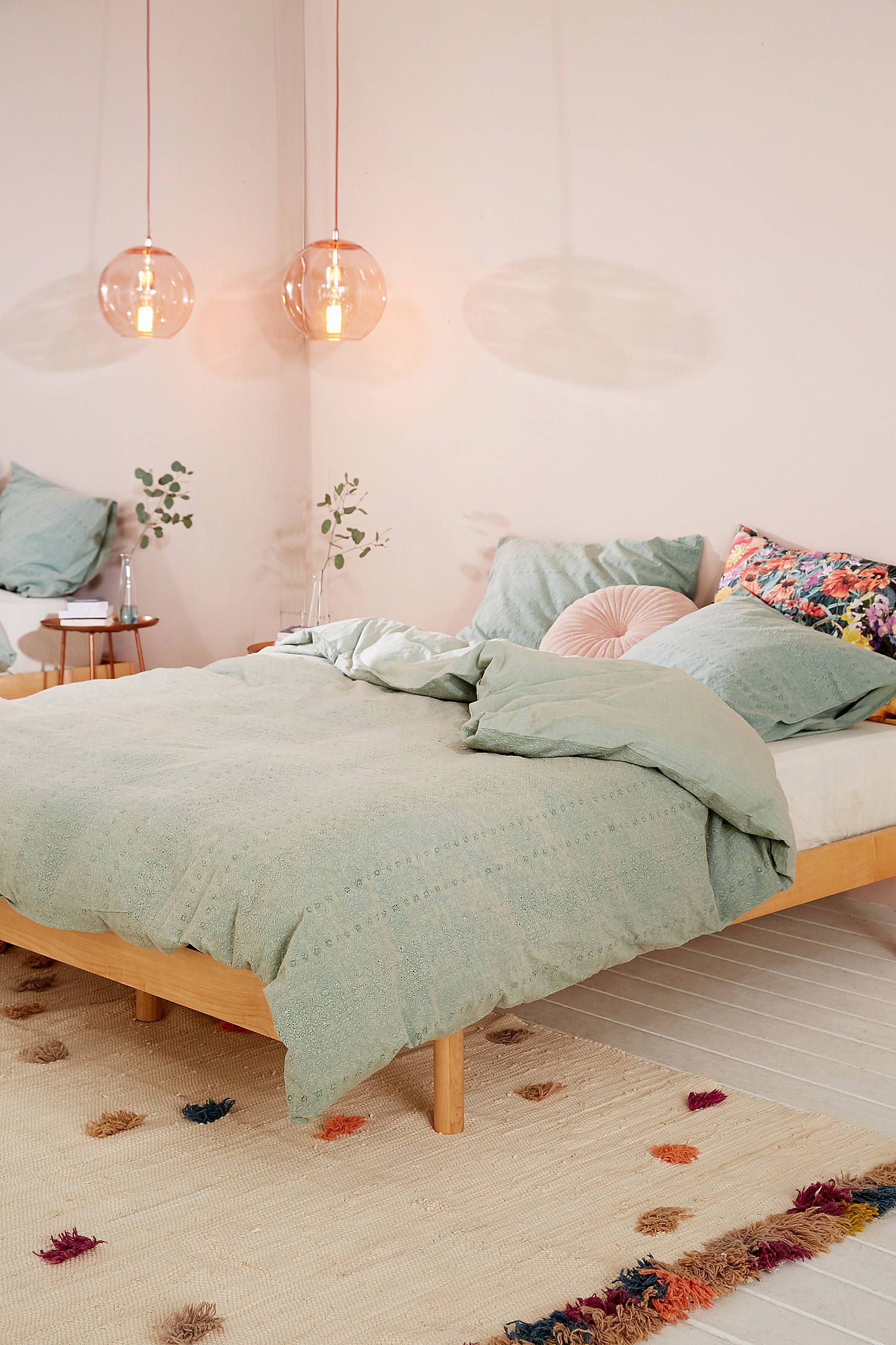 Những màu sáng như tone pastel sẽ giúp phòng ngủ rộng rãi hơn về mặt thị giác.