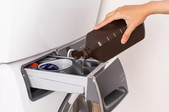Khi máy giặt hoàn toàn trống và khô ráo, bạn thêm 1/2 cốc thuốc tẩy clo lỏng vào ngăn chứa bột giặt và đổ ở mức cao nhất tại ngăn dành riêng cho thuốc tẩy.