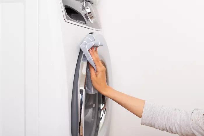 Máy giặt nên được vệ sinh định kỳ hàng tháng hoặc thường xuyên hơn, tùy vào thực tế sử dụng của gia đình. 