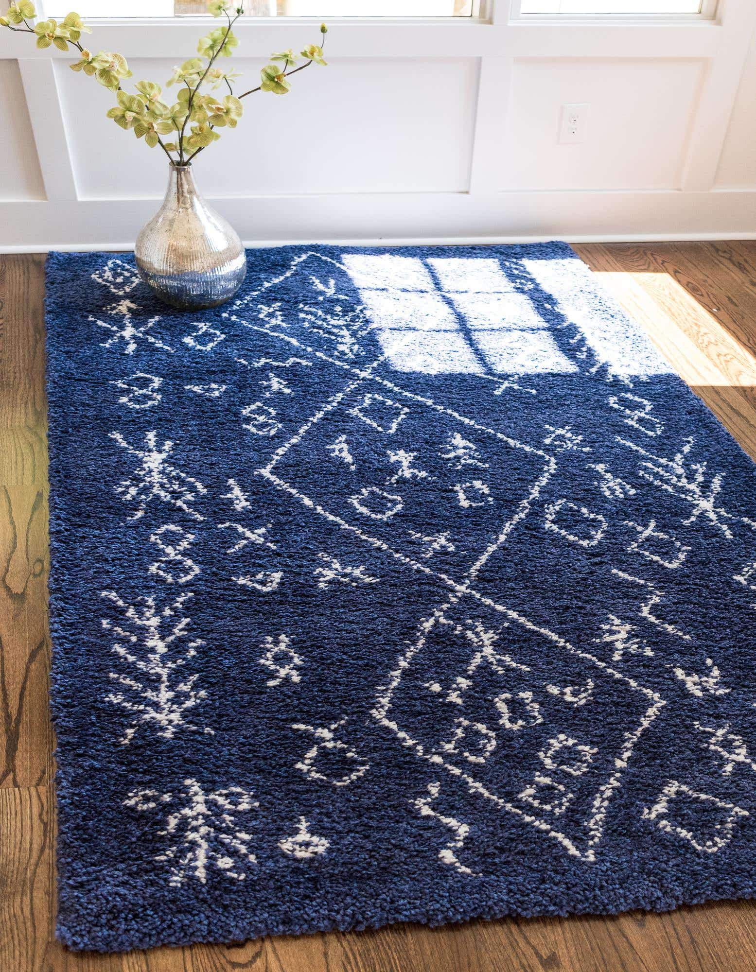 Nếu bạn yêu thích sự sạch sẽ của những gam màu tối nhưng không quá u ám thì tấm thảm lông xù màu xanh lam đậm, họa tiết trắng nổi bật sẽ là một trong những lựa chọn tuyệt vời cho sàn nhà sạch đẹp.