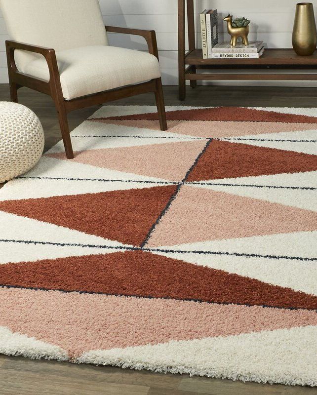 Tấm thảm dành cho người yêu thích sự đơn giản nhưng vẫn nổi bật của các họa tiết hình học. Nó được làm bằng sợi polypropylene mềm nhưng chắc chắn, các tone màu ấm áp như nâu, be đậm và trắng xen kẽ đẹp mắt.
