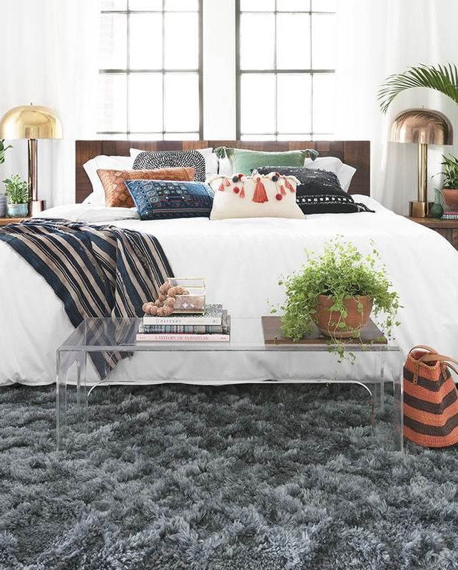 Tấm thảm lông xù được chần thủ công để tăng thêm sự mềm mại trong kết cấu. Thảm màu xám trung tính, dễ phối hợp với nội thất xung quanh. Đặc biệt, bạn có thể học cách sử dụng bàn trong suốt như chủ nhân căn phòng để đánh lừa thị giác.