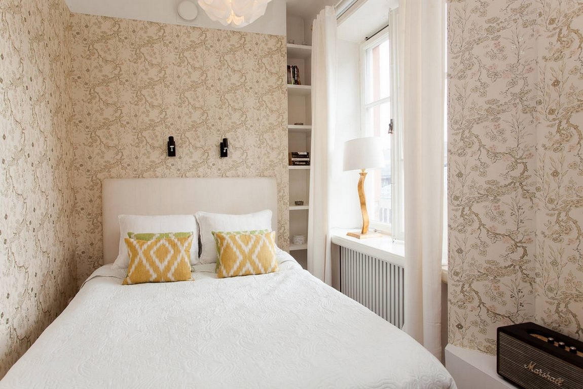 Thiết kế phòng ngủ nhỏ đơn giản nhưng ấm cúng, loại bỏ táp đầu giường vì hạn chế không gian, phía trên là cặp đèn gắn tường nhỏ gọn.