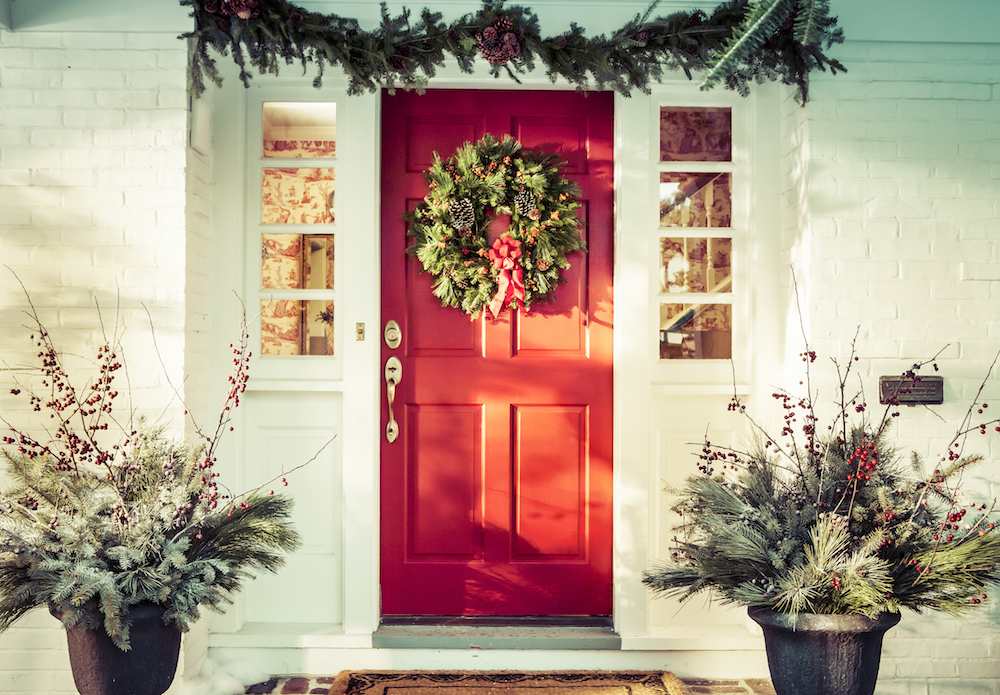 Nếu sơn ngoại thất đang có màu trắng của tuyết, hãy mạnh dạn thay đổi sơn cửa thành sắc đỏ trong dịp cuối năm này để phù hợp với mùa Noel và tạo sự nổi bật nhé!