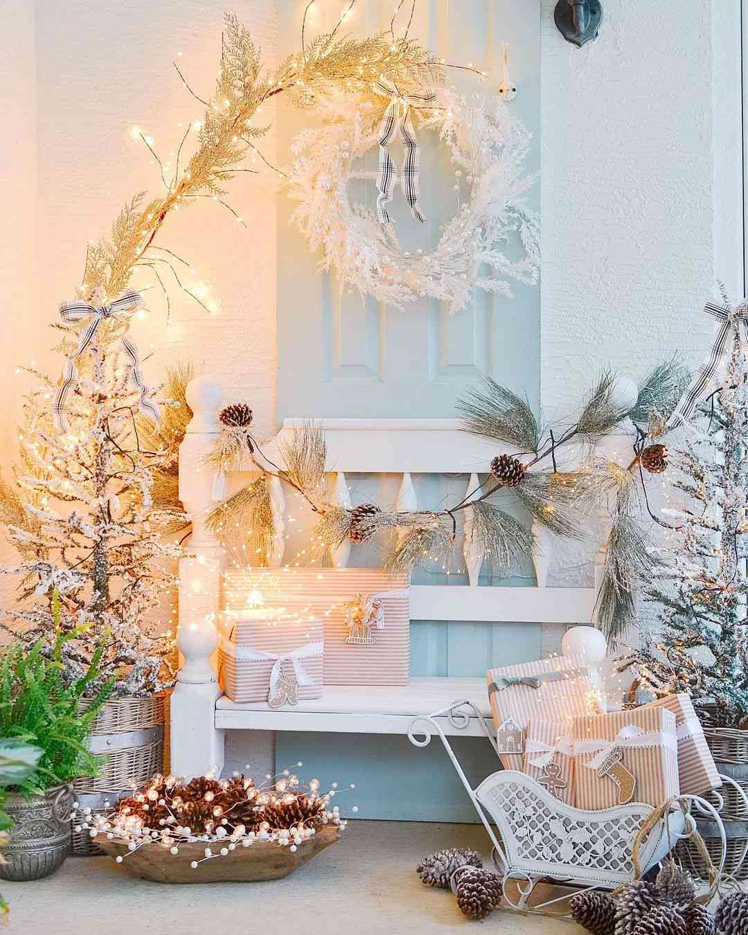 Khung cảnh mùa Đông tuyết trắng nhưng không hề lạnh lẽo nhờ những dây đèn Led được sử dụng để trang trí xung quanh cây thông Noel và lẵng quả thông lấp lánh.