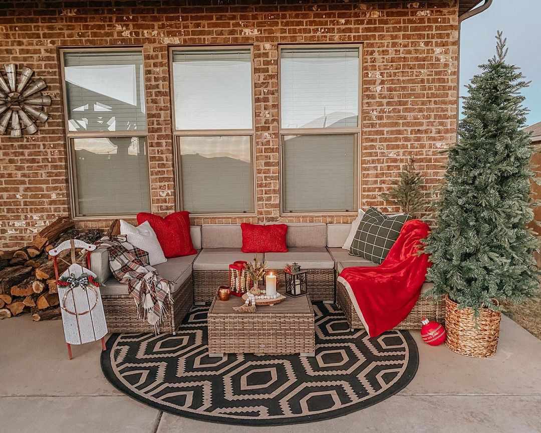 Tự tạo phòng khách ngoài trời với ghế sofa, bàn nước và một tấm thảm trải sàn. Sử dụng phụ kiện decor mùa Giáng sinh để trang trí cho khu vực nhỏ xinh này nhé!