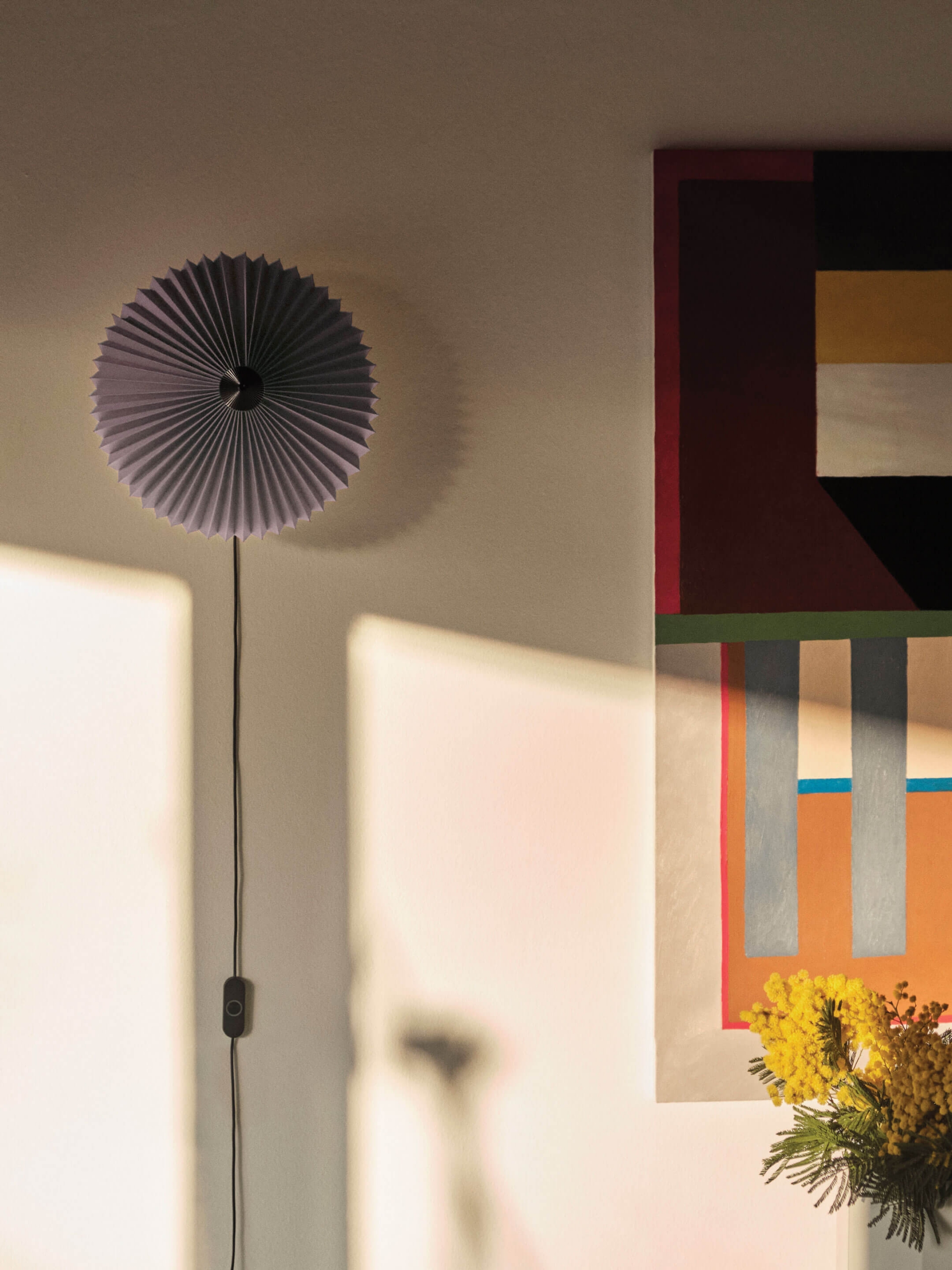 Những chiếc đèn treo tường lấy ý tưởng từ chiếc ô nhiều màu sắc với các phiên bản màu tím, trắng, vàng mù tạt và đỏ tươi để bạn tha hồ chọn lựa, tạo nên một tác phẩm nghệ thuật chiếu sáng trên tường.