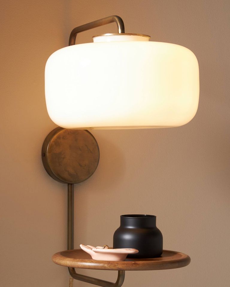 Không chỉ nổi bật bởi chao đèn cỡ lớn, thiết kế này còn bổ sung một khay đựng hình tròn bằng gỗ để tăng cường không gian lưu trữ, hoàn hảo để thay thế táp đầu giường trong phòng ngủ.