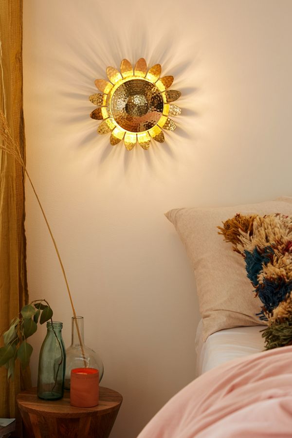 Chiếc đèn treo tường hình bông hoa hướng dương bằng kim loại rực sáng cả một góc phòng, vừa làm chức năng chiếu sáng vừa trang trí bắt mắt. Chiếc đèn chạy bằng pin nên trông rất gọn đẹp đúng không nào?