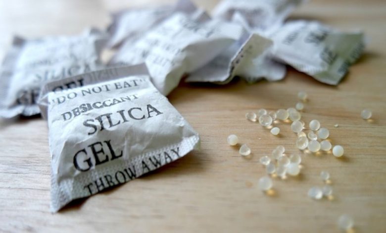 Loại gel silica hoạt động hiệu quả như một chất hút ẩm và bạn có thể tìm mua dễ dàng.