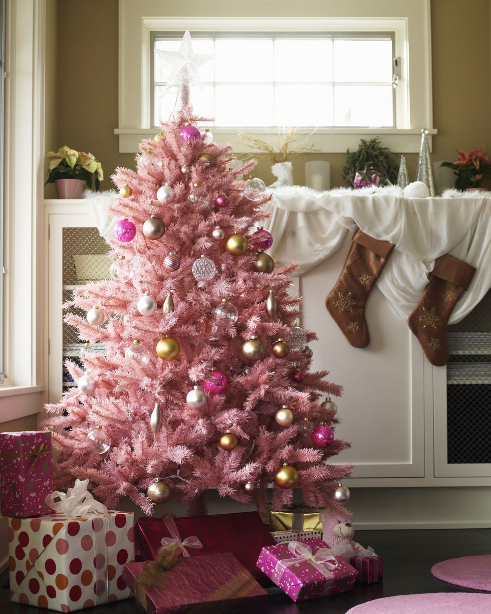 Sắc hồng điệu đà của cây thông và những gói quà ngập tràn không gian, hứa hẹn mang lại một mùa Giáng sinh ấm áp và ngọt ngào cho chủ nhân của nó.