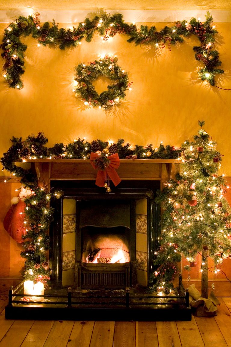 Một cây thông đơn lẻ không thể tạo nên ngôi nhà Giáng sinh hoàn hảo. Hãy bổ sung vòng nguyệt quế, các vòng lá trang trí quanh lò sưởi kết hợp đèn nháy lấp lánh.