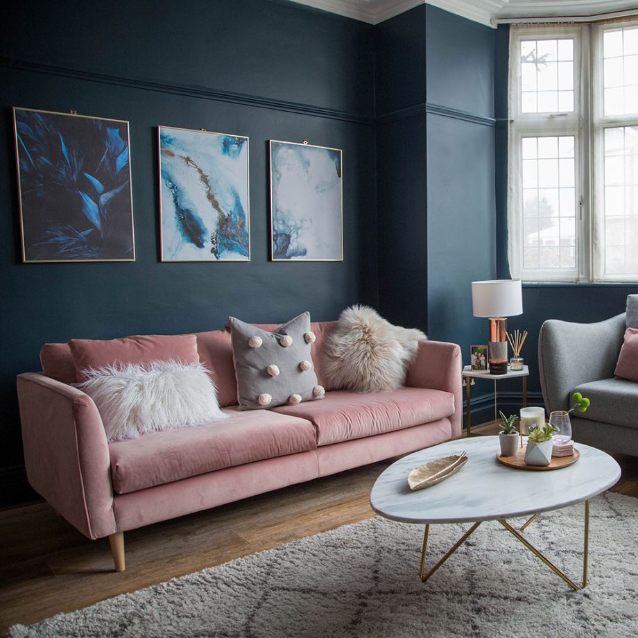 Nếu sắc xanh lam chủ đạo cho cảm giác trầm tĩnh, vững chãi thì chiếc ghế sofa màu hồng pastel lại ngọt ngào, nữ tính.