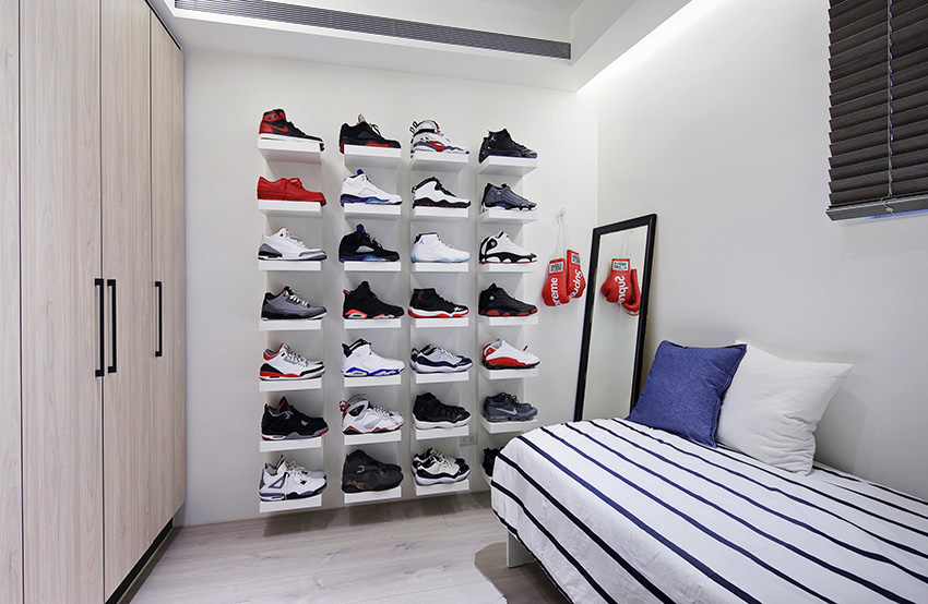 Đặc biệt, phòng ngủ của chàng cầu thủ tuy có thiết kế tối giản nhưng lại dành riêng một bức tường để lắp đặt kệ mở trưng bày bộ sưu tập giày sneaker xịn sò.