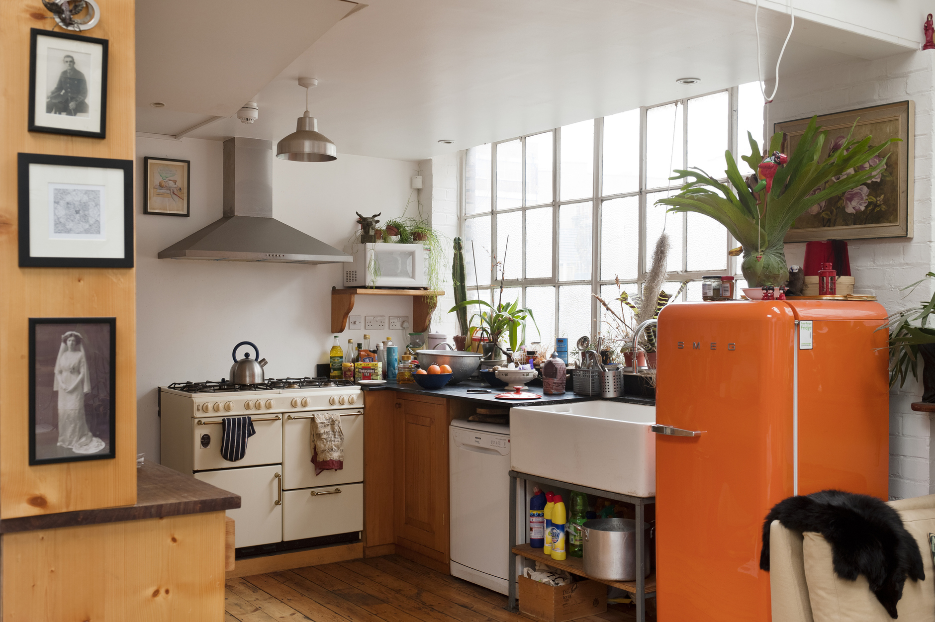 Đối với phòng bếp nhỏ, hãy chọn một khu vực hay món nội thất, thiết bị,... nổi bật để lôi cuốn người nhìn.