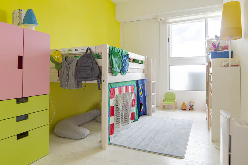 Phòng cậu con trai với gam màu xanh ô liu bắt mắt, giường tầng và góc vui chơi gọn gàng, tủ lưu trữ được đầu tư khá nhiều để cậu bé tự giác sắp xếp không gian riêng.