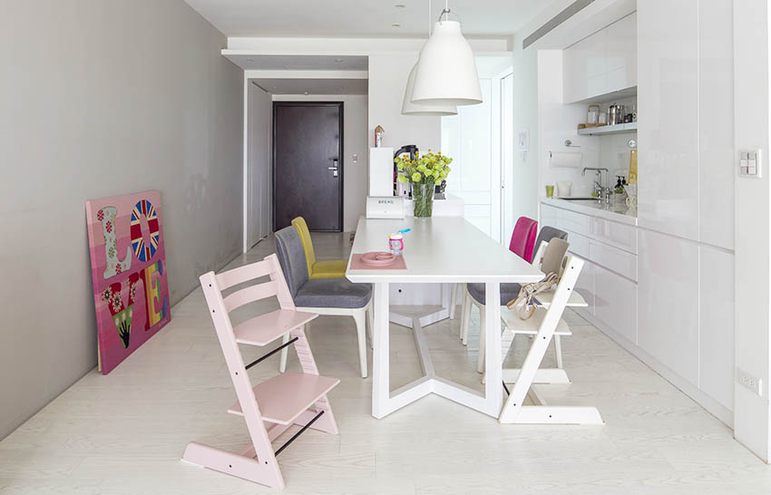 Phòng ăn và phòng bếp thiết kế đúng chất Scandinavian với nội thất gọn gàng, tối giản. Bàn ăn hình chữ nhật với những chiếc ghế nhiều màu sắc sinh động.
