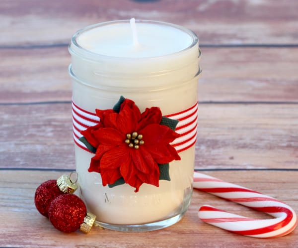 Hình ảnh những bông hoa trạng nguyên đỏ thắm và kẹo hình cây gậy là 2 trong số những biểu tượng của dịp lễ Giáng sinh mà bạn có thể trang trí cho cốc nến của mình.