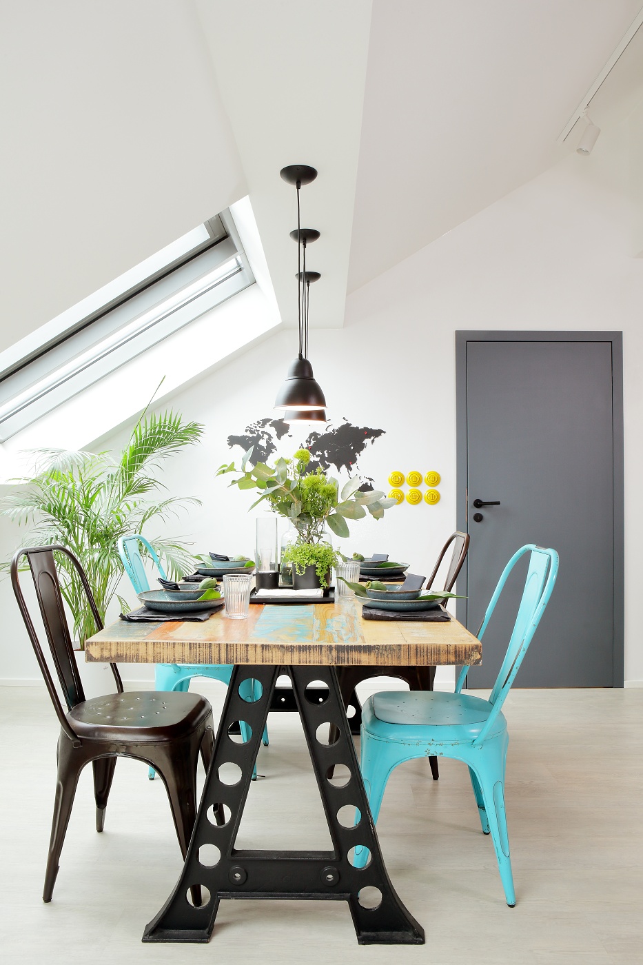 Khu vực ăn uống bố trí góc trái phòng khách với bộ bàn ăn bằng gỗ kết hợp kim loại, những chiếc ghế sơn mới bằng gam màu xanh ngọc lam và đen cho cảm giác vừa nhẹ nhàng vừa vững chãi. 