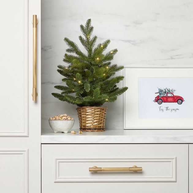 Tại góc bếp nhỏ, bạn cũng chọn mua cây thông mini để tăng tính biểu tượng mùa Noel nhé! 