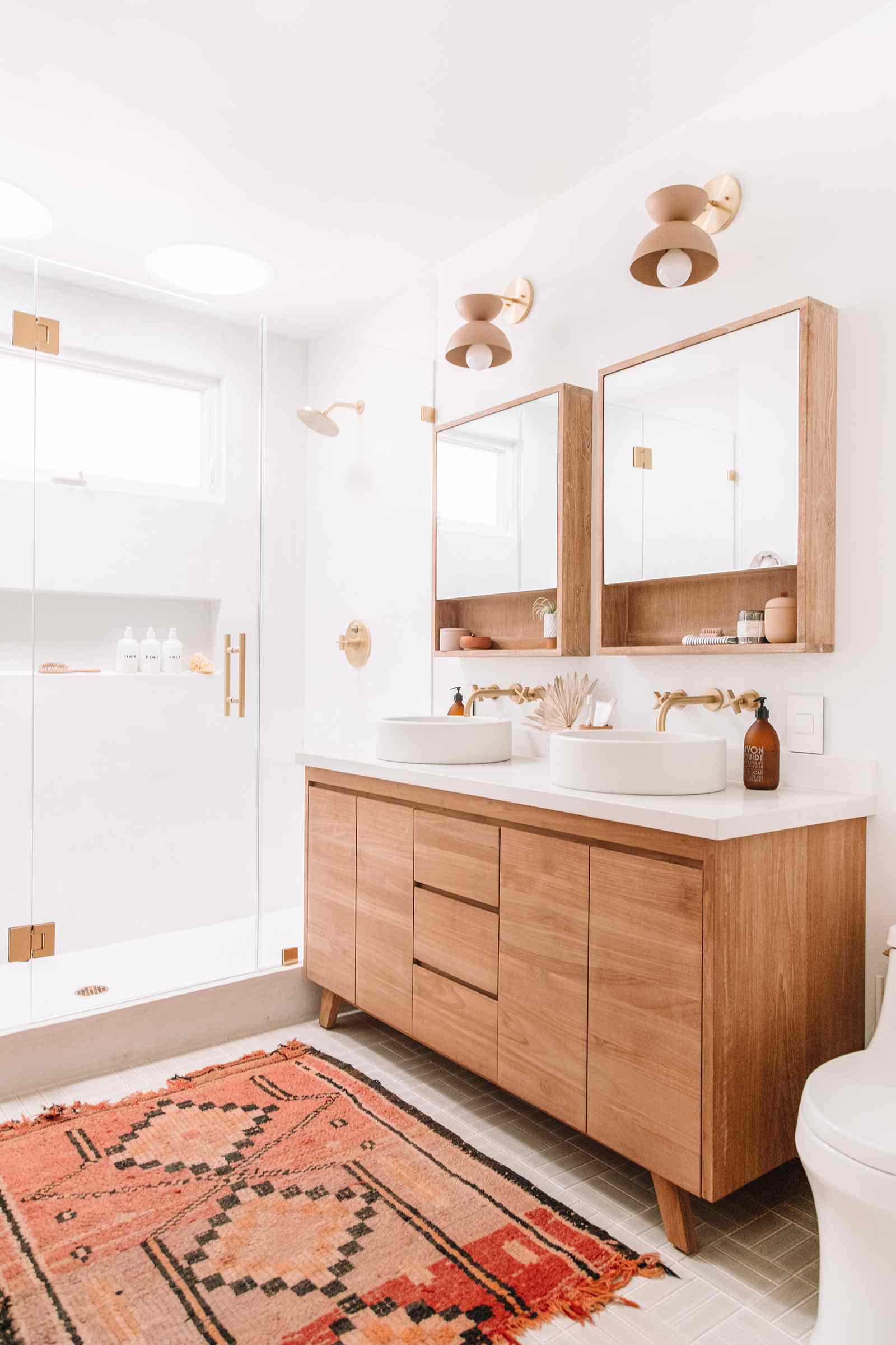 Tủ lưu trữ đôi với cửa gương giúp phản chiếu không gian và ánh sáng trong phòng tắm.
