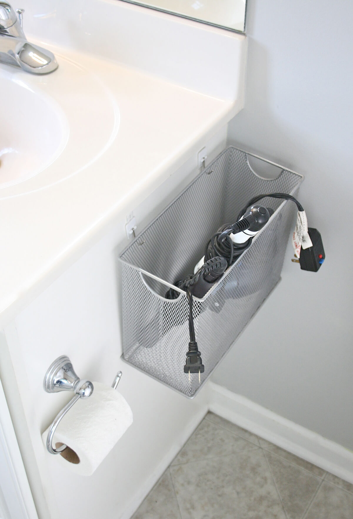 Bề mặt bên cạnh bồn rửa cũng là vị trí lý tưởng để thiết lập chiếc giỏ lưu trữ mỏng nhẹ.