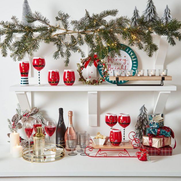 Tha hồ trưng bày những chai rượu vang, bộ ly tách chủ đề Giáng sinh làm sáng bừng góc nhỏ trong phòng.