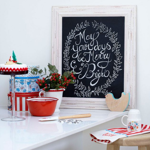 Gửi lời chúc mừng dịp Noel đến với mọi người bằng cách viết thông điệp hạnh phúc bằng phấn trắng lên tấm bảng đen.