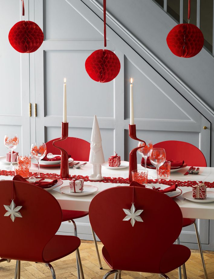 Căn phòng nổi bật với phụ kiện bàn ăn màu trắng - đỏ xen kẽ cùng ánh nến lung linh tạo nên khung cảnh rực rỡ và quyến rũ.