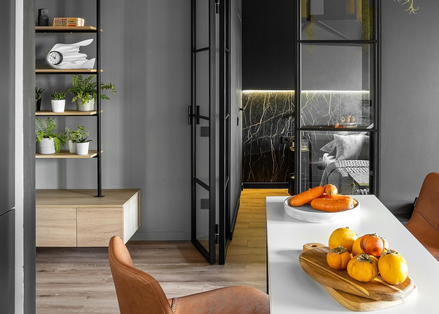 Căn hộ 42m² đen - xám của chàng độc thân chứng minh màu lạnh vẫn thu hút khó cưỡng