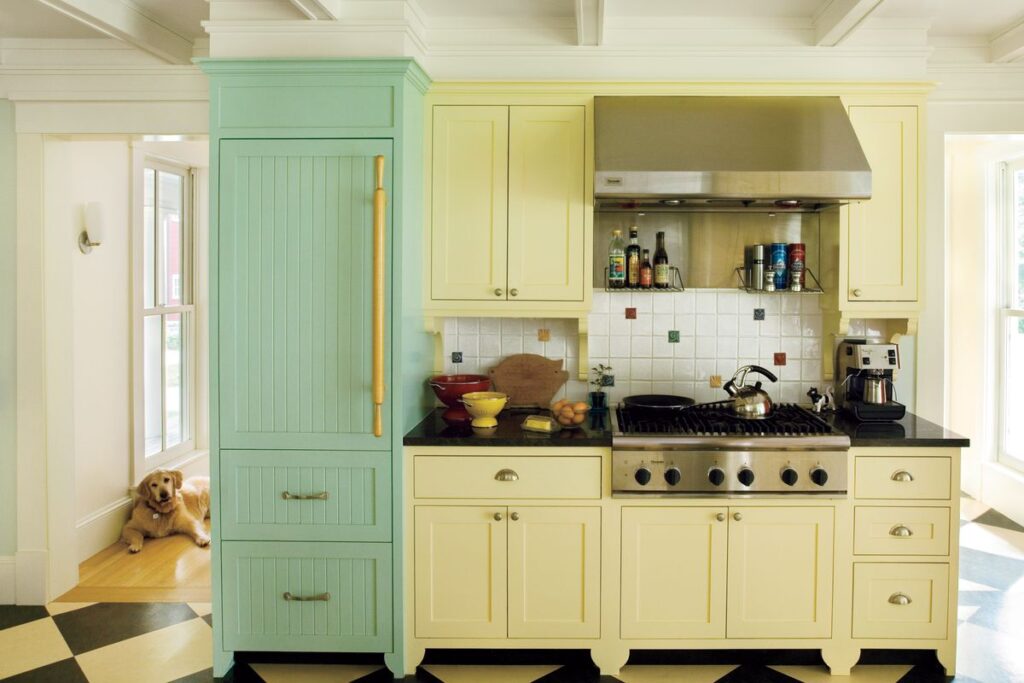 Nhiều người e ngại sắc vàng rực rỡ khó có thể trang trí cho phòng bếp. Tuy nhiên, khi ngắm nhìn căn phòng này, bạn sẽ thay đổi suy nghĩ lập tức. Sự phối hợp của tủ bếp màu vàng mơ nhẹ nhàng với xanh bạc hà giúp không gian trẻ trung đầy sức sống.