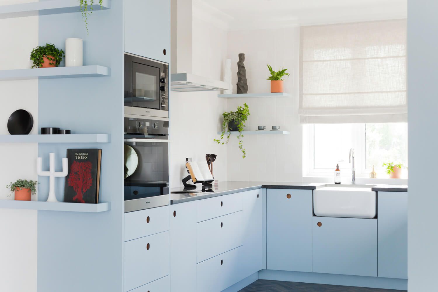 Màu xanh lam luôn là lựa chọn tuyệt vời cho phòng bếp vì nó mang lại một khoảng trời trong xanh, mặt biển tươi mát như những đợt sóng vỗ về. Đặc biệt đối với phòng bếp nhỏ thì sắc xanh pastel còn có thể “cơi nới” không gian về mặt thị giác nữa đấy!