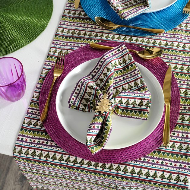 Sao bạn không thử phối hợp họa tiết của khăn trải bàn và khăn ăn để tạo sự đồng bộ đẹp mắt? Cách xếp khăn này vừa giống cây thông vừa tựa như chiếc quạt phải không?