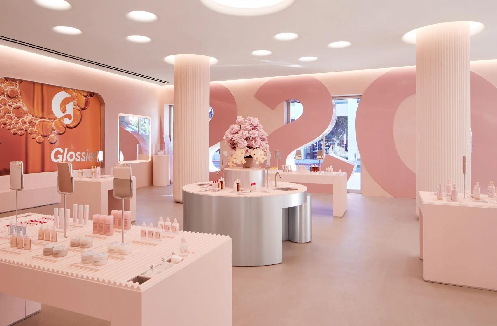 Nội thất của cửa hàng cũng được trang trí với tone màu hồng phấn, tạo nên nét đặc trưng khó có thể lẫn nhầm.