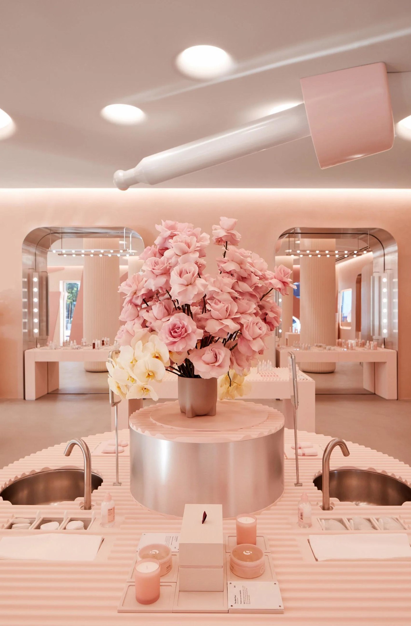 Khu vực dành riêng cho khách trải nghiệm trực tiếp các sản phẩm của cửa hàng. Chính giữa là lọ hoa sắc hồng điệu đà, xung quanh là bồn rửa để khách có thể tẩy trang trước và sau khi trải nghiệm.
