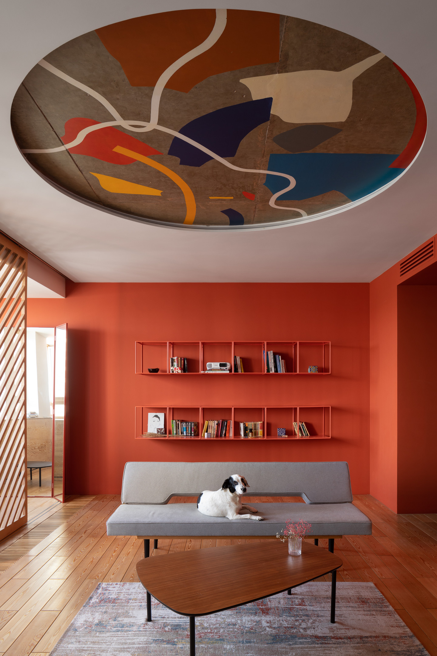 Bức tranh trừu tượng với các dạng hình học tươi sáng cũng có thể trở thành điểm nhấn phong cách cho căn hộ hay ngôi nhà hiện đại. 