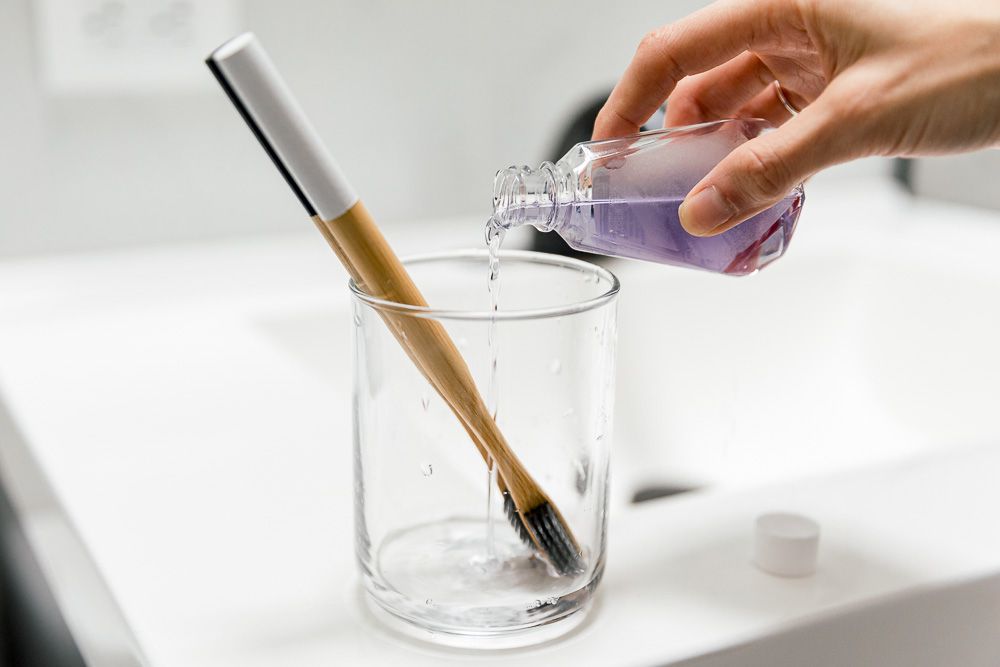 Tham khảo cách vệ sinh bàn chải đánh răng bằng nước súc miệng sát khuẩn, dung dịch tẩy rửa răng giả hoặc oxy già.