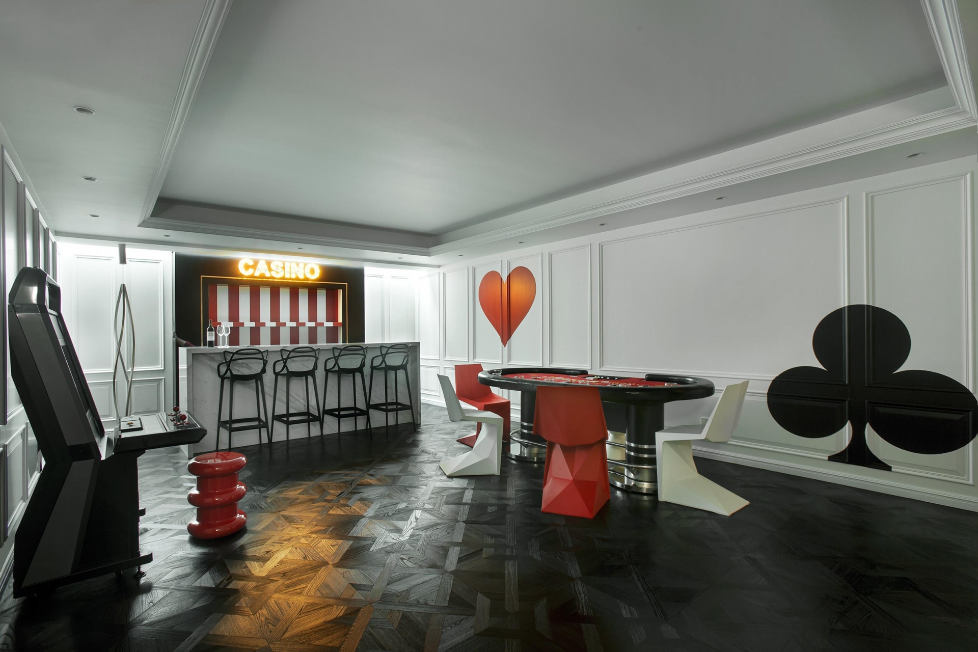 Phòng casino với gam màu trắng - đen - đỏ “quyền lực”, đem lại không gian giải trí rộng rãi thoải mái cho chủ nhà và bạn bè tụ tập.