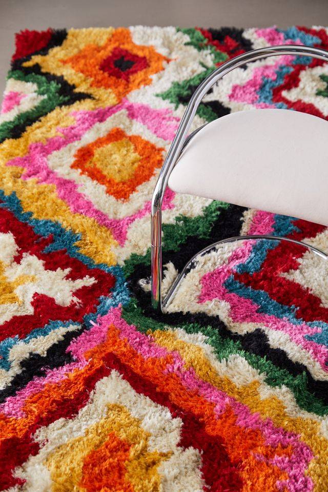 Tấm thảm trải sàn rực rỡ sắc màu là kết thúc đầy bùng nổ cho BST phụ kiện phong cách Boho. Chắc bạn cũng cảm thấy nó sống động và 'phóng túng' đúng không nào?