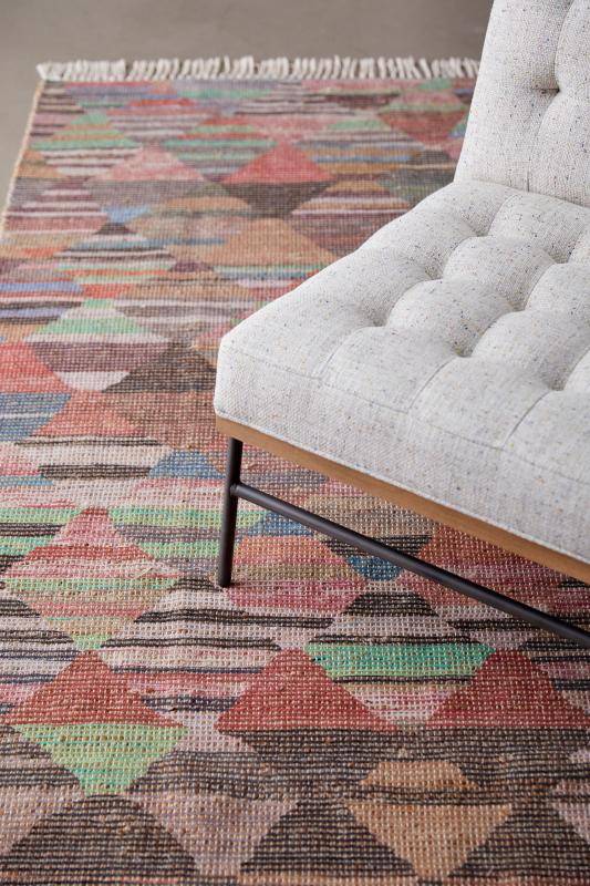 Tấm thảm trải sàn họa tiết hình học với nhiều màu sắc phong phú nhưng không quá chói lóa cũng sẽ phù hợp cho những ai muốn đem lại sử nổi bật mà vẫn tinh tế.