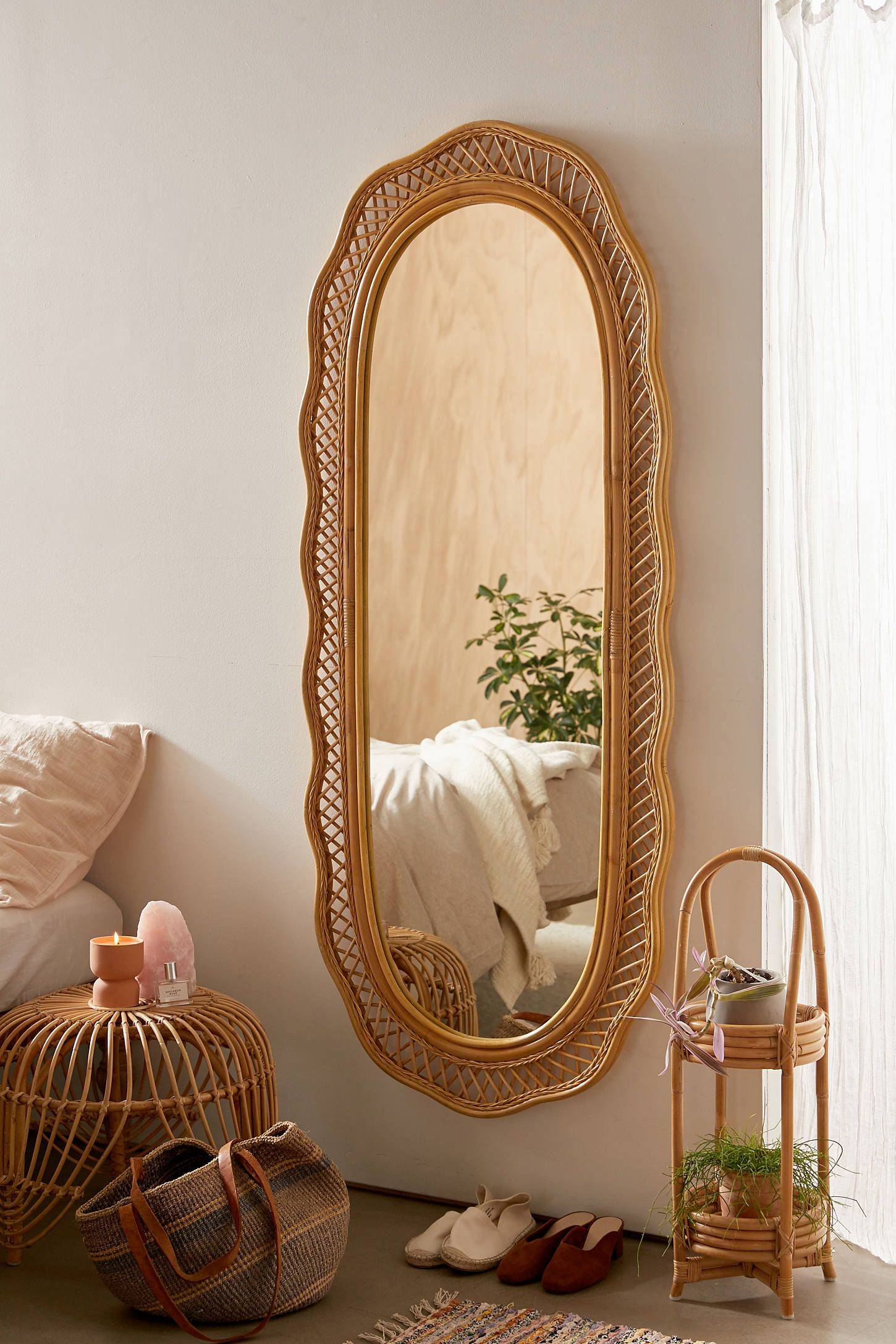 Thiết kế quyến rũ của tấm gương treo tường này là điểm nhấn đặc biệt cho phòng ngủ phong cách Boho. Các đường nét thủ công tuy sắc sảo nhưng vẫn rất điệu đà.