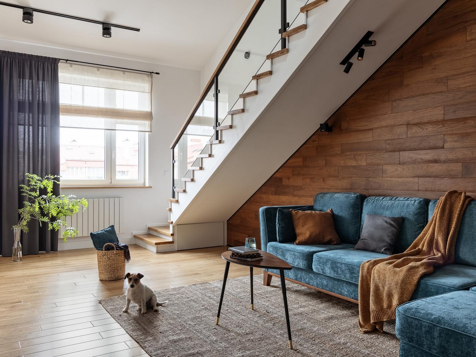 Căn hộ áp mái 2 tầng thoáng sáng, ấn tượng với vật liệu gỗ và gạch ốp tường thô mộc