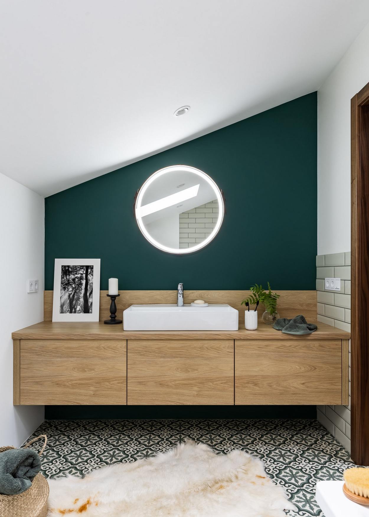 Căn phòng này có thiết kế phòng tắm riêng, tiếp tục sử dụng tone màu xanh ngọc lục bảo thời trang này để tạo sự kết nối về mặt thị giác. Sàn nhà lát gạch bông hoa văn cổ điển cũng góp phần làm tăng tính thẩm mỹ cho phòng tắm.