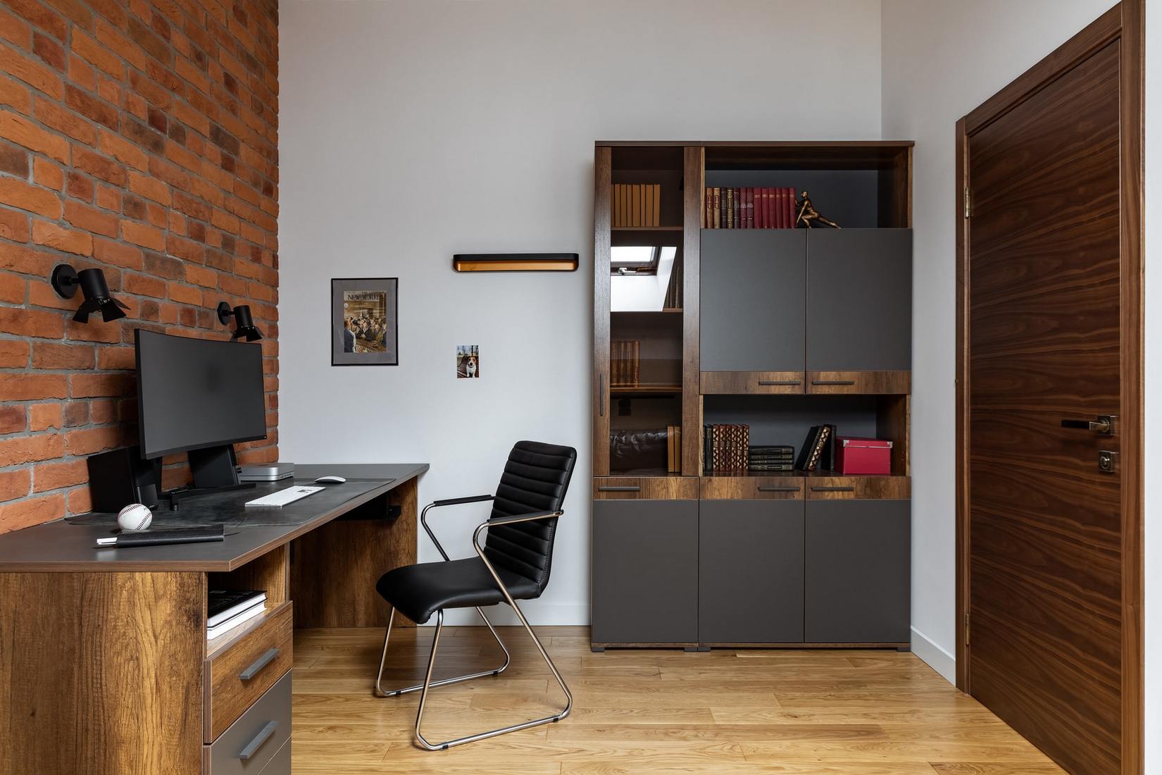 Phòng làm việc cũng sử dụng gạch ốp tường để tạo cảm giác thô sơ và kết nối với khu vực hàng lang lối vào. Hệ thống bàn và tủ gỗ mang vẻ đẹp cổ điển, bền vững với thời gian.