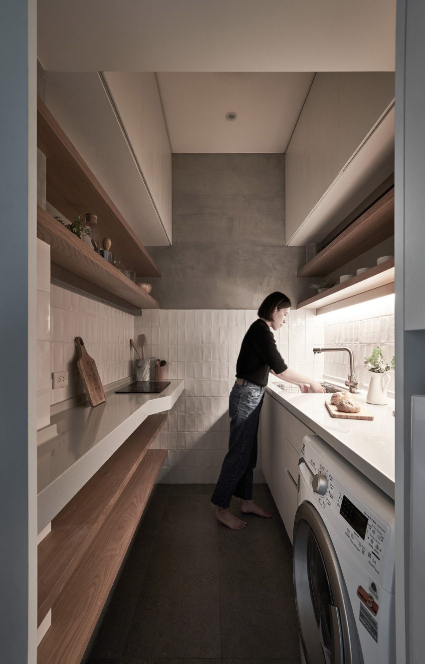 Phòng bếp có bố cục dài và hẹp, Bếp nấu và bồn rửa được sắp đặt đối diện nhau, chừa lại một lối đi thoải mái ở giữa.