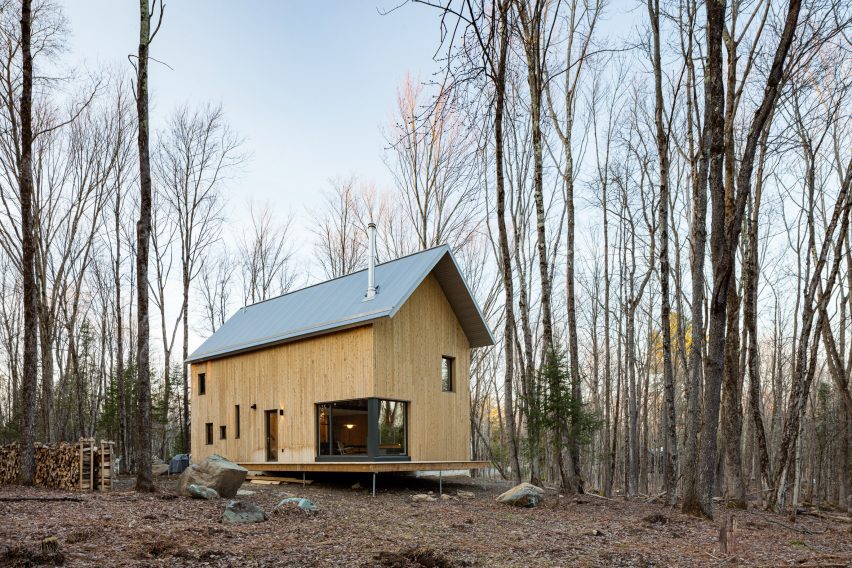 Ngôi nhà bằng gỗ tuyết tùng tuyệt đẹp lại tiện nghi khiến nhiều người muốn 'bỏ phố lên rừng' - Ảnh 1